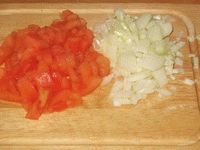 порезать помидоры и лук